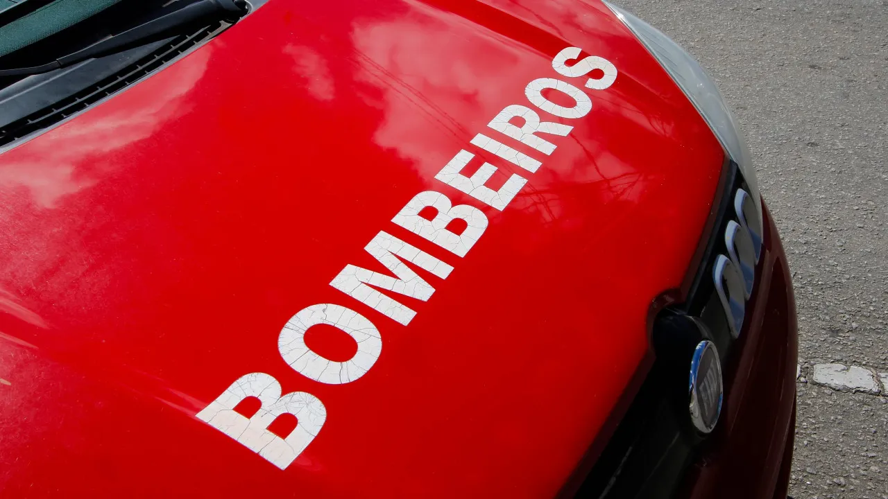 Dois adultos e um menor mortos com arma branca em Sesimbra