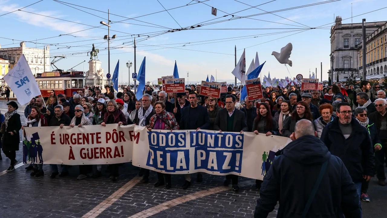 Manifestação nacional 'Todos juntos pela Paz!' junta milhares em Lisboa