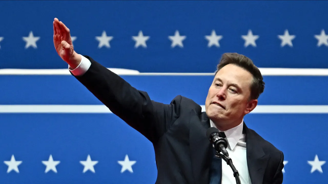 Musk é acusado de fazer saudação nazi e gera polémica. Momento já é viral