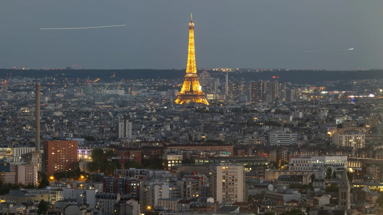 Paris deixa rede X por "alimentar discurso de ódio e desinformação"