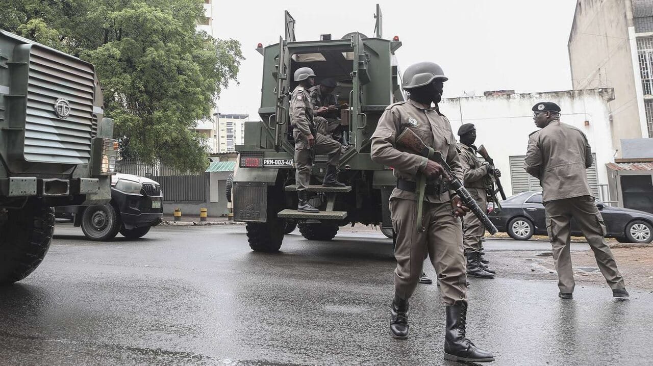 Regresso de Mondlane Moçambique “Eleva” Vigilância Militar Nos Acessos ao Aeroporto Internacional de Maputo • Diário Económico