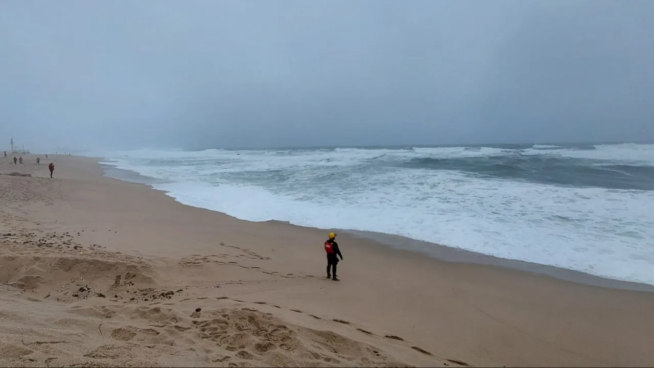 Retomadas buscas para recuperar corpo na praia Verde da Póvoa de Varzim