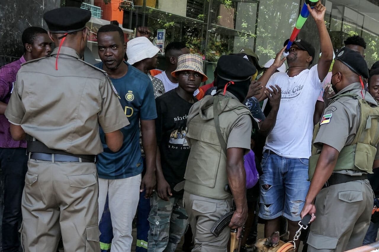 Sobe Para 11 Número de Mortos em Protestos na Investidura do Presidente da República • Diário Económico