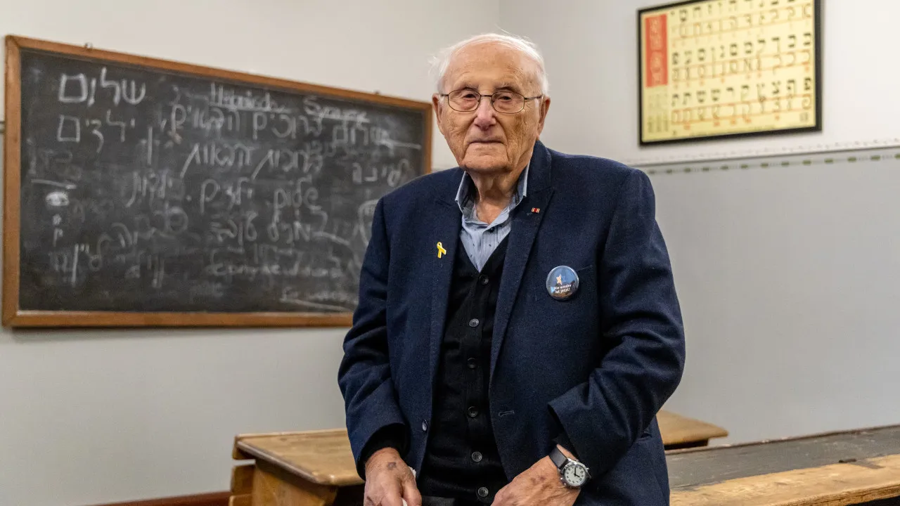 Sobrevivente de Auschwitz dá medalha após aliança com extrema-direita