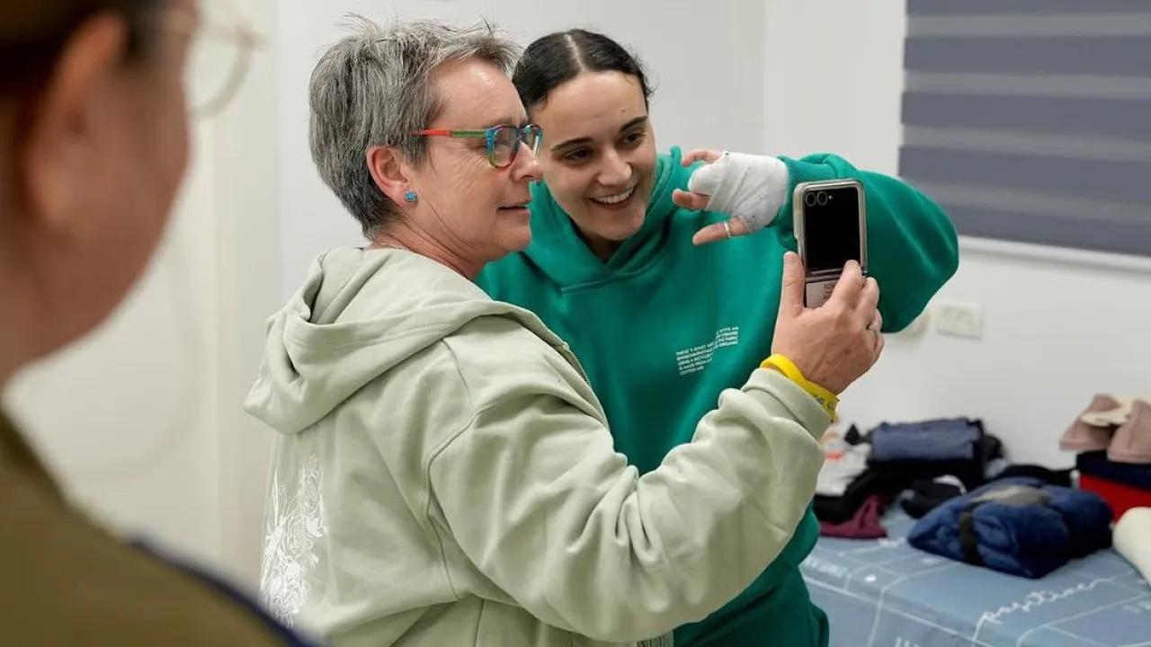 Três reféns libertadas já estão "reunidas com as suas mães" em Israel