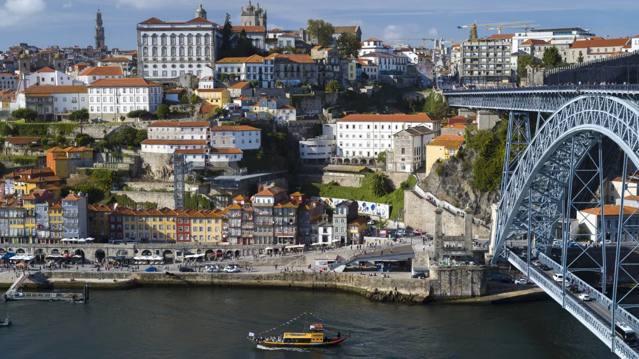Tribunal permite a 12 operadores turísticos circular no centro do Porto