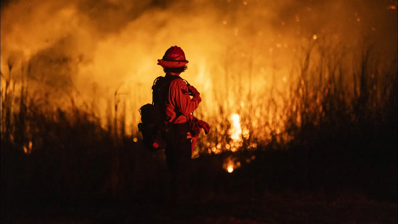 Ventos fortes voltam a atingir sul da Califórnia e ameaçam piorar fogos