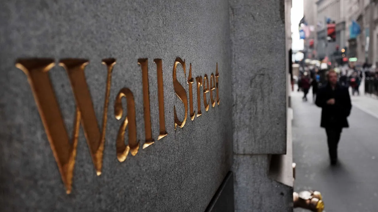 Wall Street acaba semana em alta e a apostar nas criptomoedas