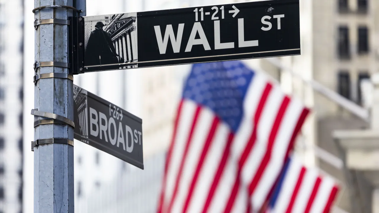 Wall Street sobe graças a resultados de empresas e anúncios de Trump