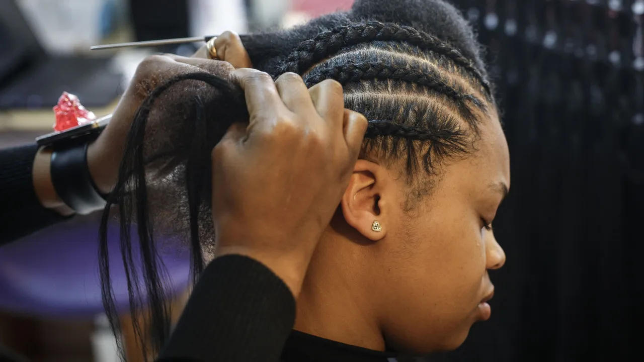 A arte de trançar o cabelo que resgata identidade africana e embeleza Portugal
