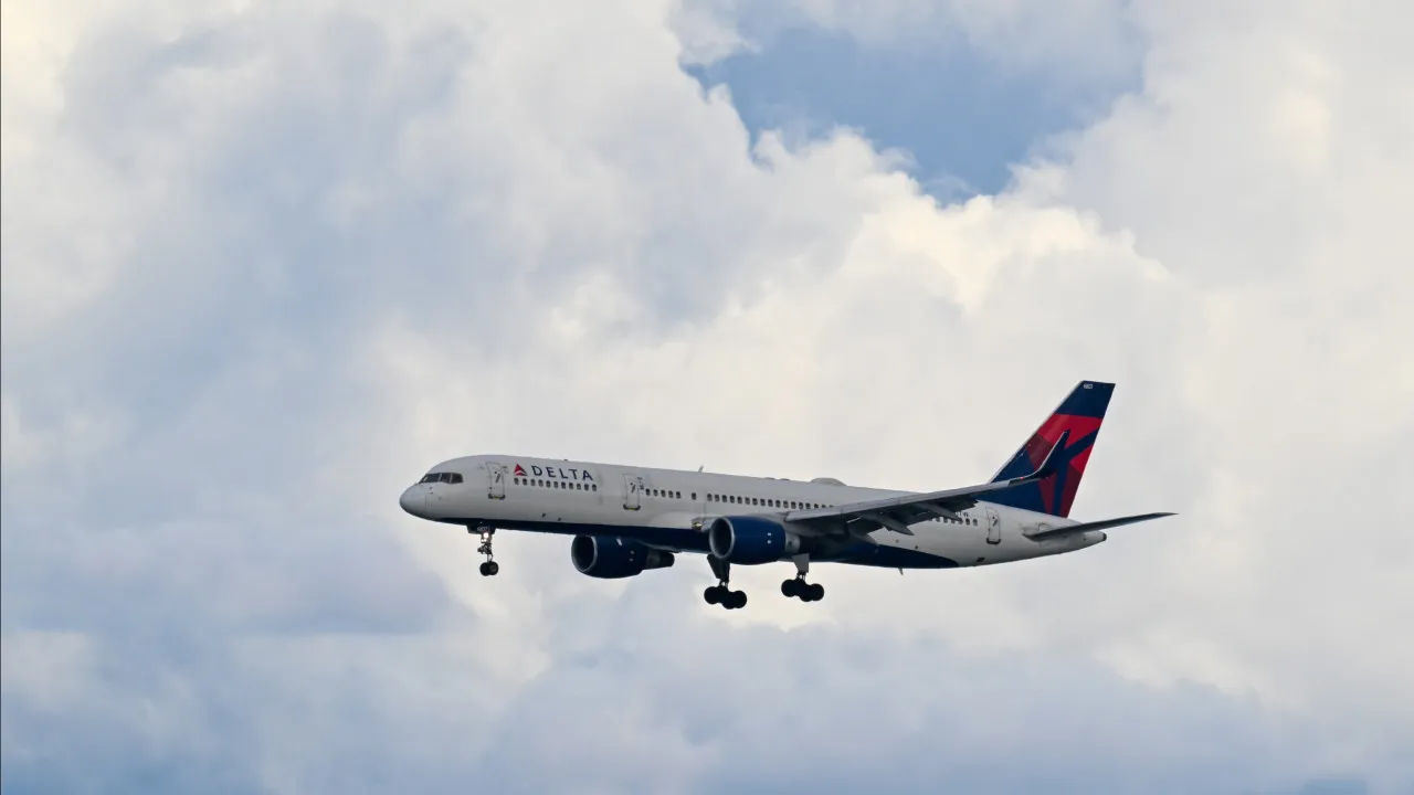 Avião da Delta regressa a Atlanta após fumo a bordo. É o 2.º em dois dias