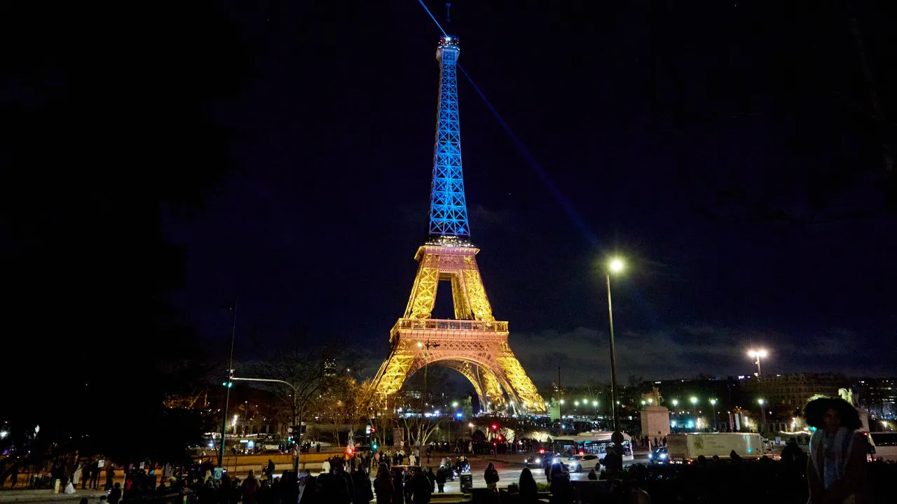 Centenas reuniram-se perto da Torre Eiffel iluminada com cores da Ucrânia