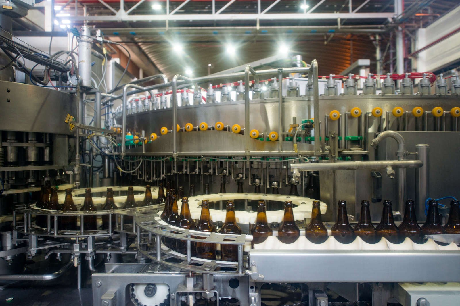 Cervejas de Moçambique Acusam Alfândegas de Bloqueio de Produtos e Favorecimento ao Contrabando • Diário Económico