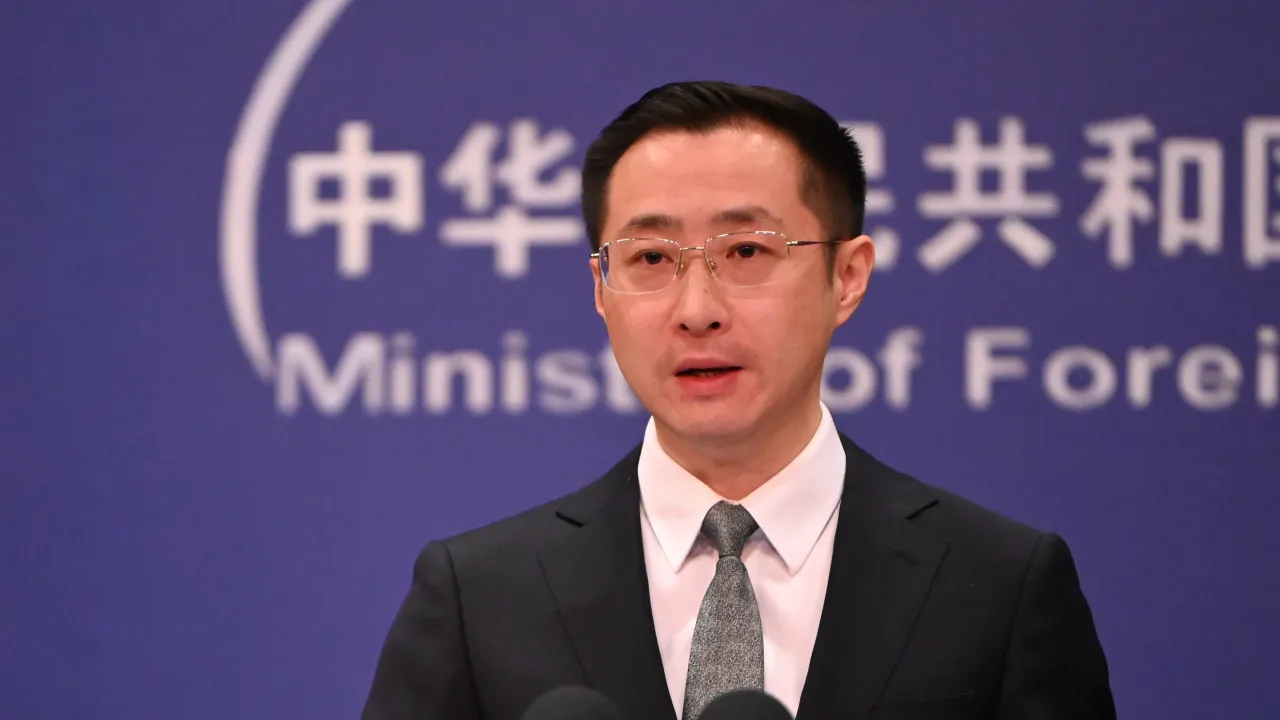China defende despesa militar depois de Trump e Putin terem apoiado cortes