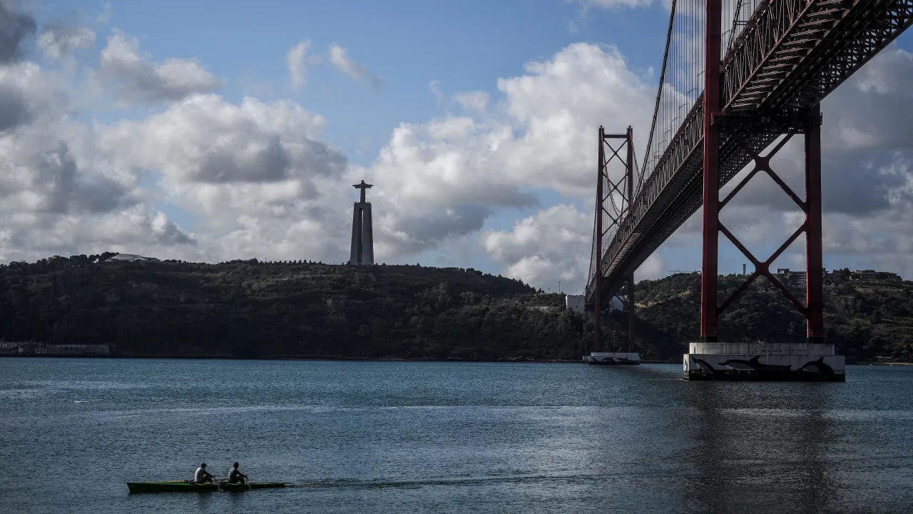 Circulação na Ponte 25 de Abril cortada após incêndio em viatura