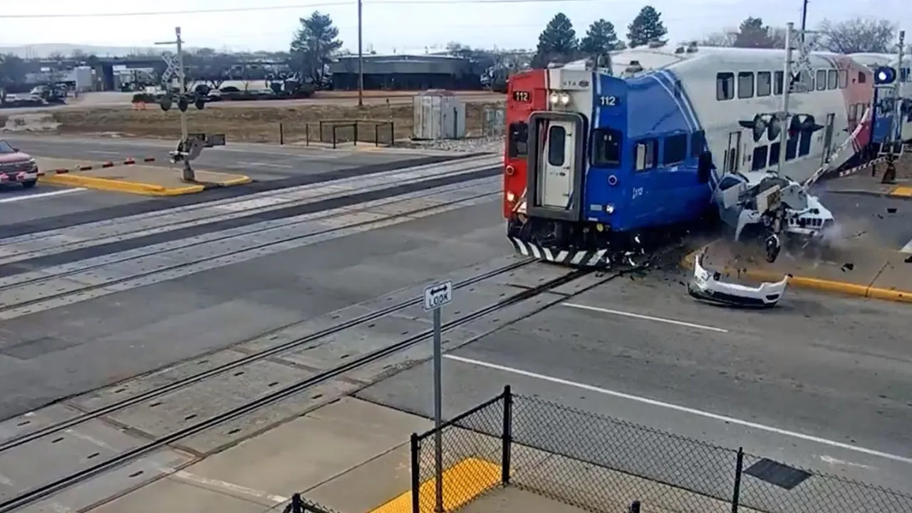 Condutor escapa (por segundos) a colisão com comboio no Utah. O vídeo