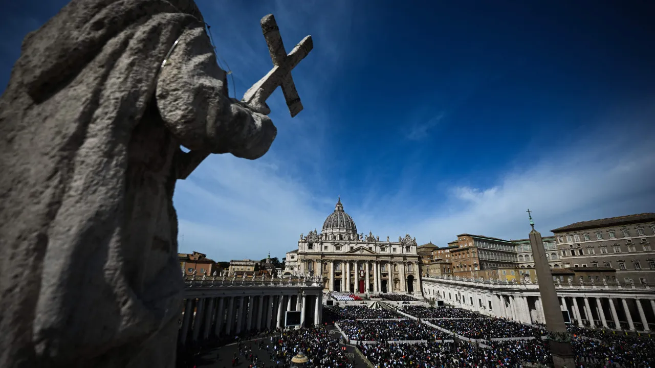 Em Roma, as orações pelo Papa ainda não convencem os turistas
