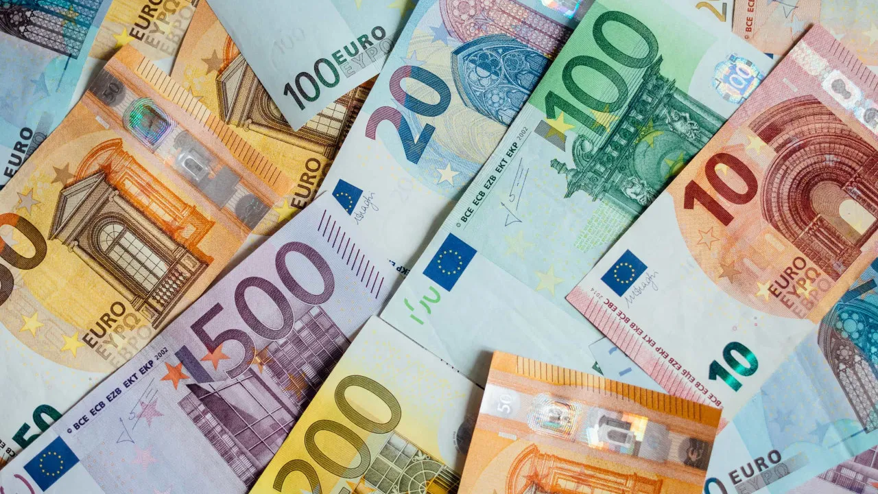 Euro recua e segue abaixo de 1,04 dólares