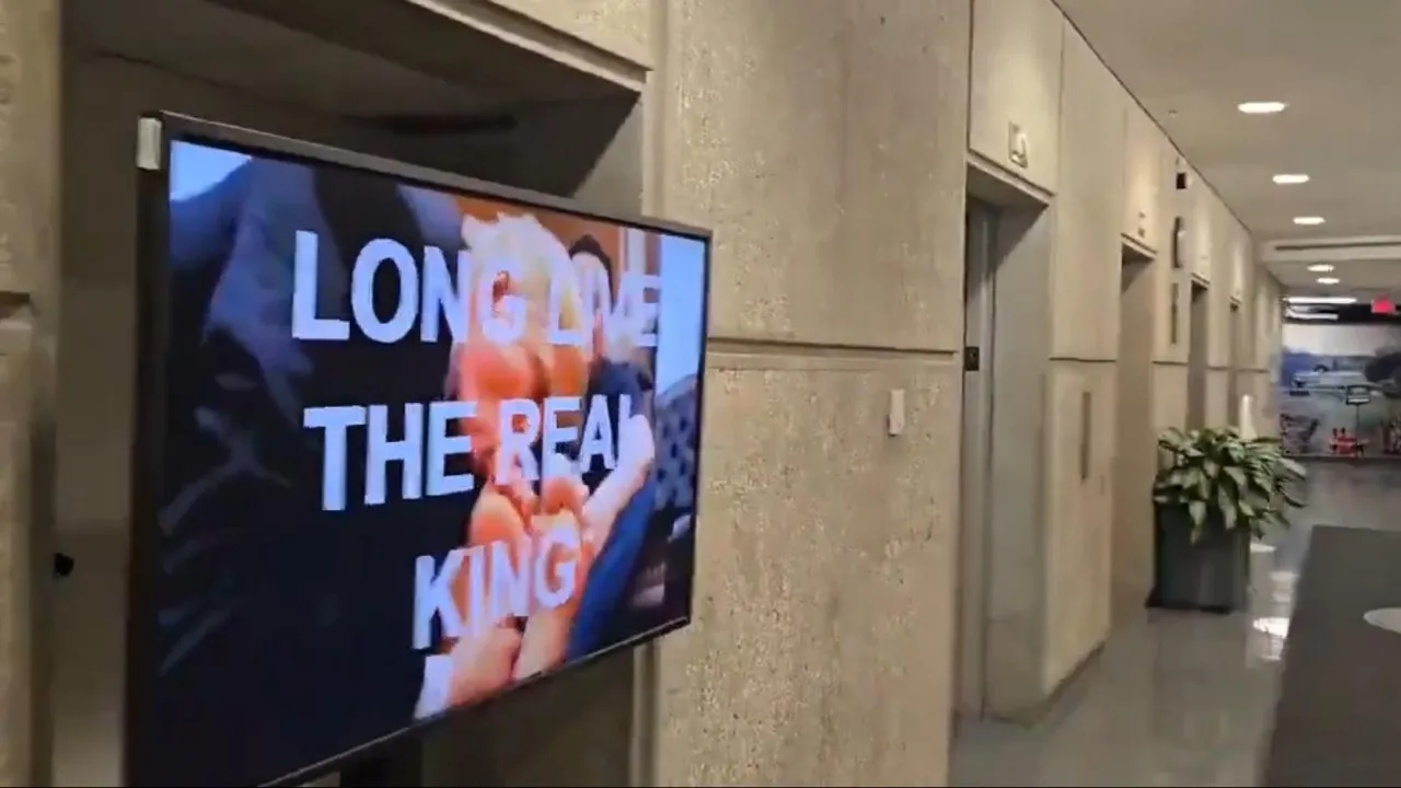 Falso vídeo de Trump a beijar pés de Musk passou em edifício do governo