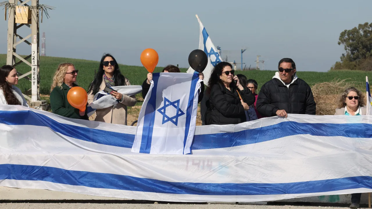 Família (e multidão) despede-se de Shiri Bibas e dos filhos em Israel