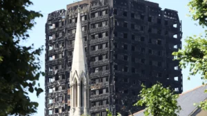 Governo britânico criticado por demolir Torre Grenfell que ardeu em 2017