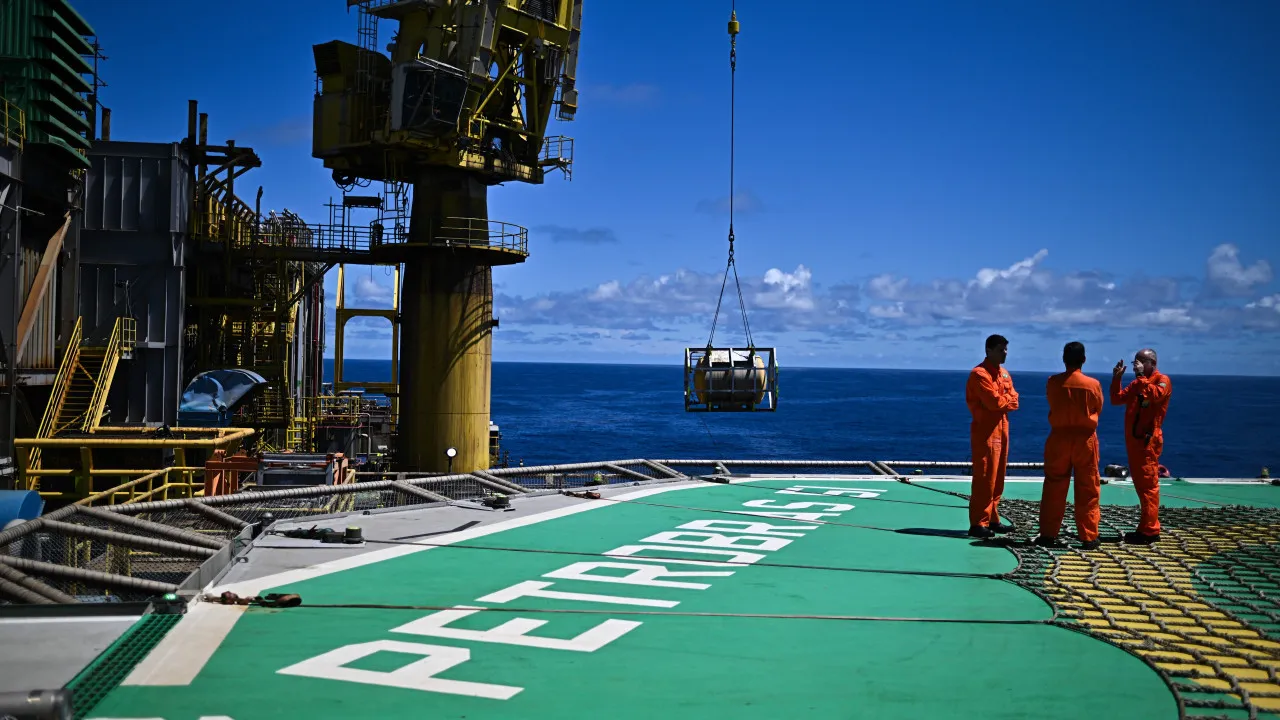 Lucros da petrolífera brasileira Petrobras caem 70,6% em 2024