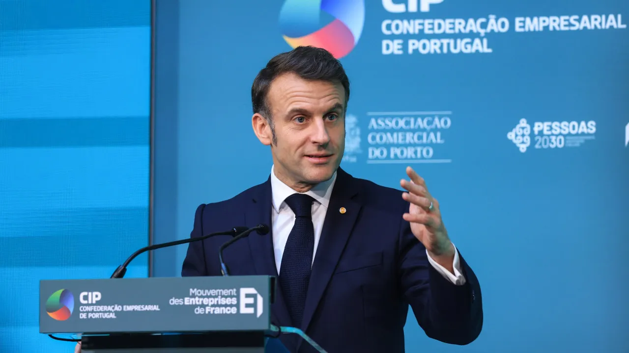 Macron defende "forma inovadora de casamento" entre Air France e TAP