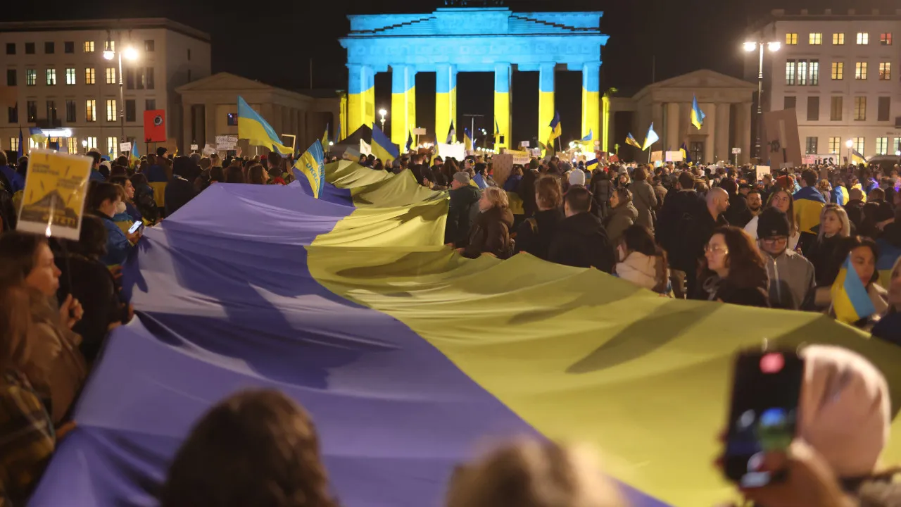 Milhares reclamam em Berlim reforço da ajuda militar a Kyiv