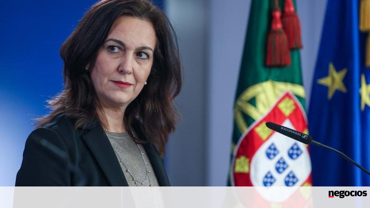 Ministra da Justiça recusa que sociedades em que tem participações possam beneficiar da lei dos solos - Política