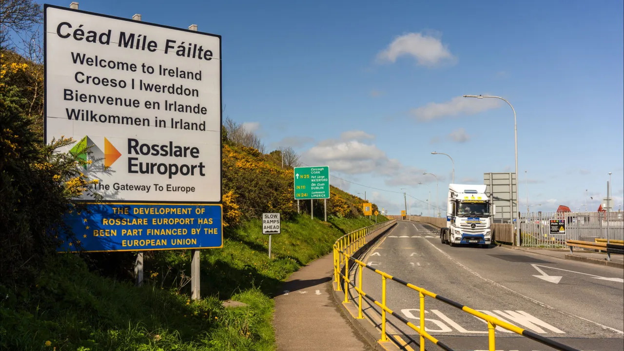Mulher morre em ferry na Irlanda. Um homem foi detido