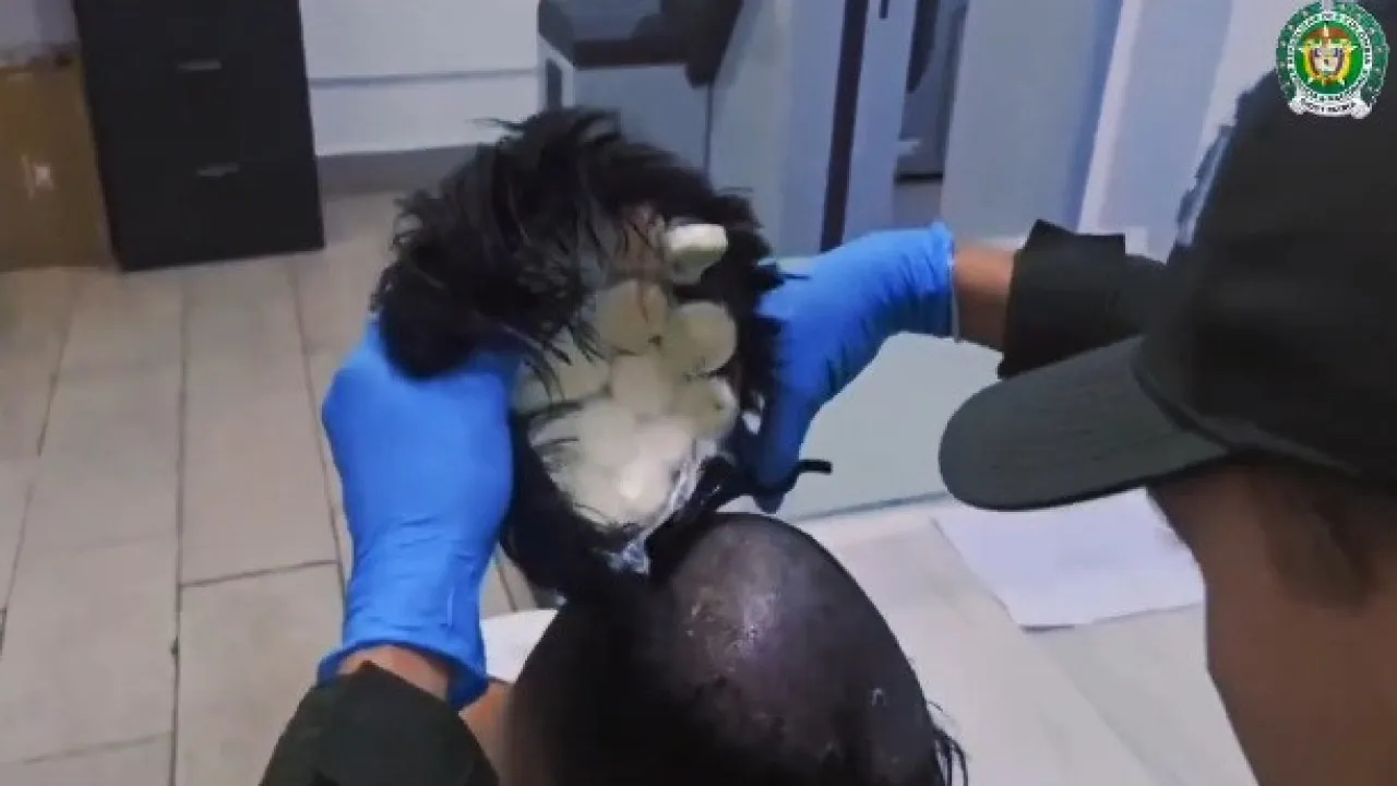 Narcotraficante apanhado no aeroporto com droga escondida em... peruca