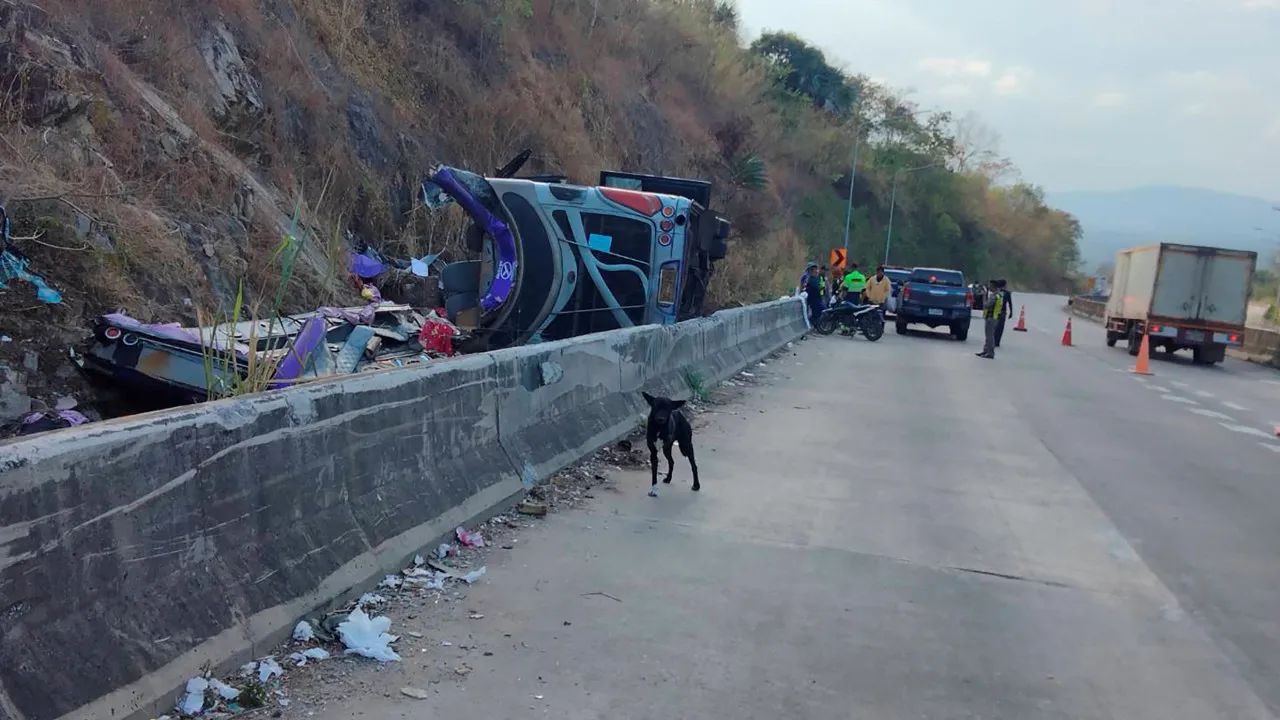 Pelo menos 18 pessoas morreram em acidente de autocarro na Tailândia