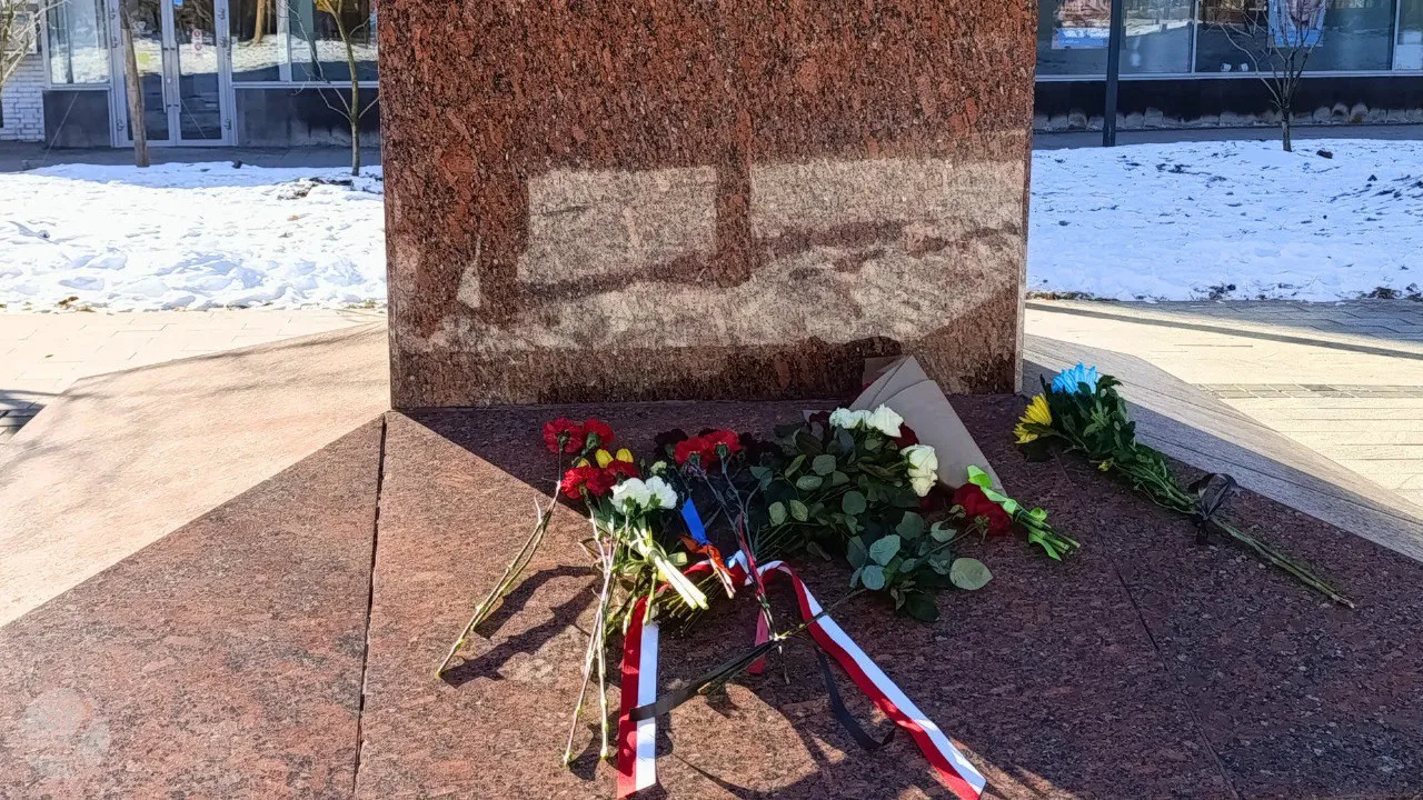 Russos arriscam prisão ao deixarem flores junto a monumento ucraniano