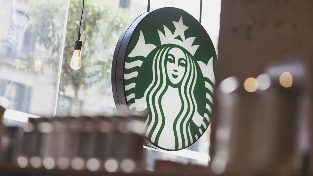 Starbucks despede 1.100 funcionários corporativos