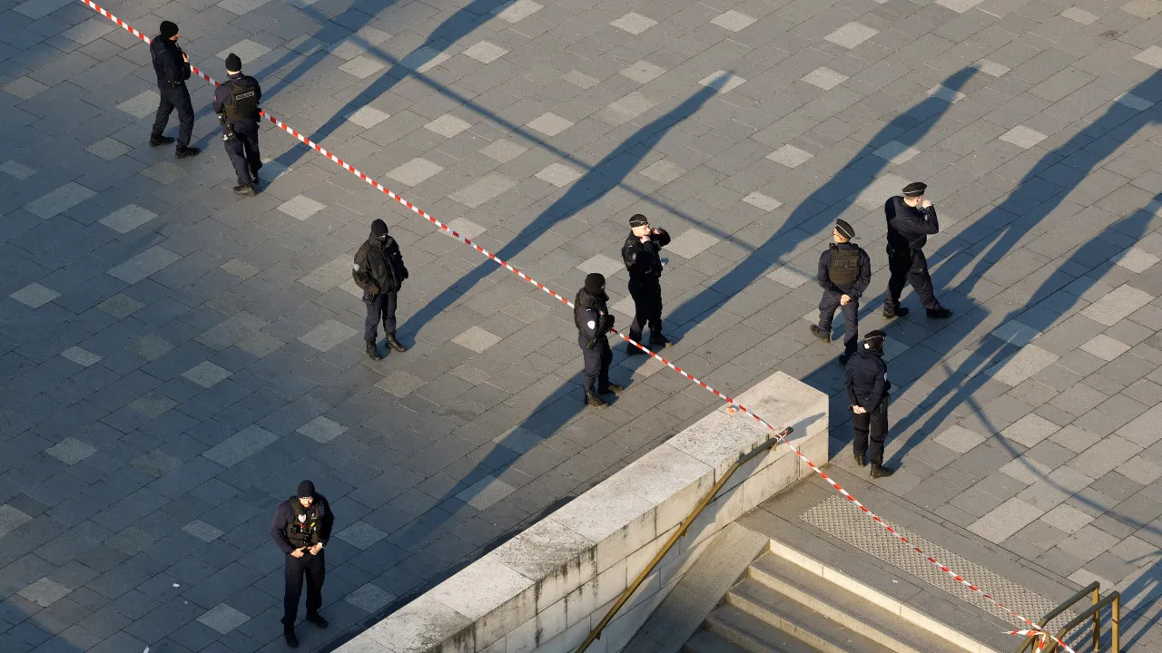 Suspeito atingido a tiro por segurança em Paris está em morte cerebral