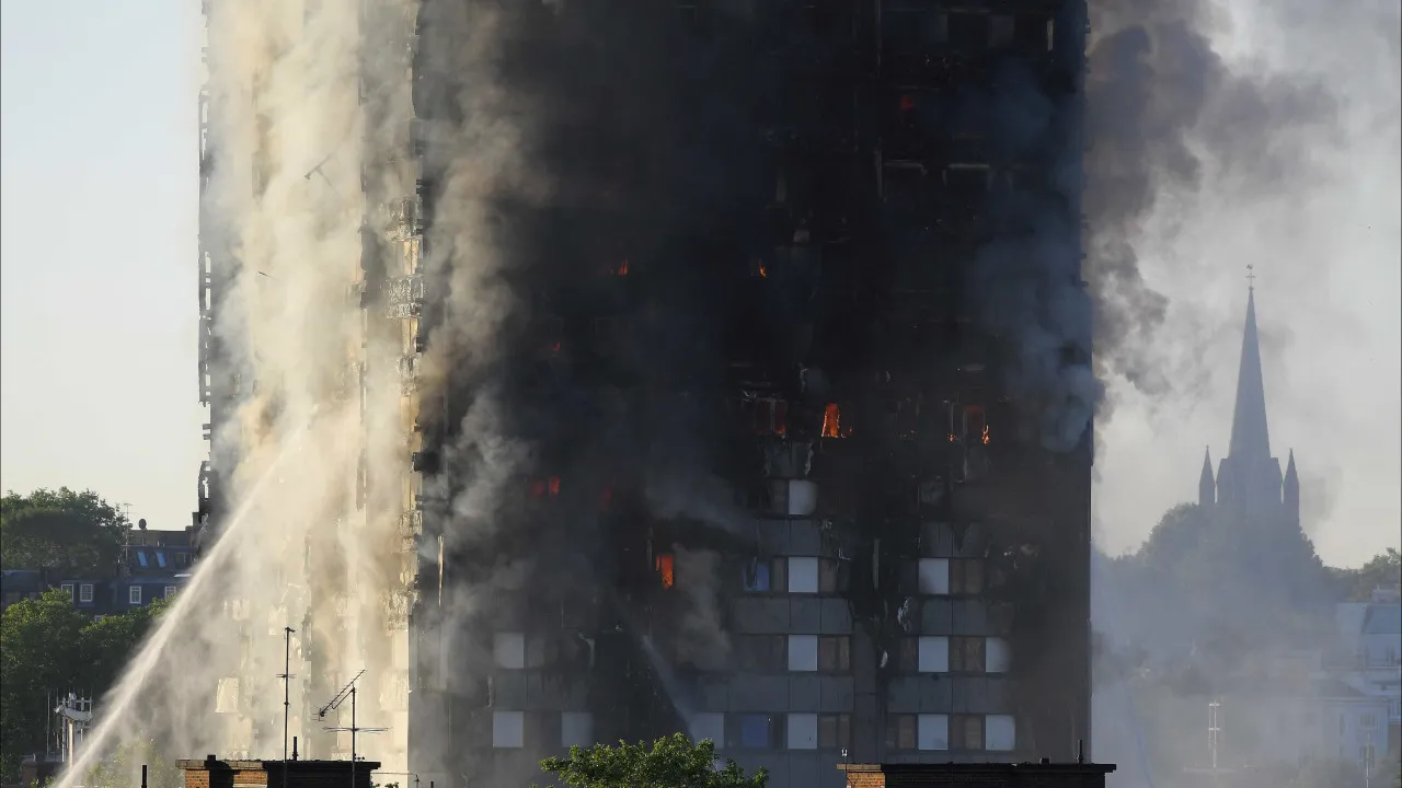 Torre Grenfell vai ser demolida após fogo de 2017. Morreram 72 pessoas