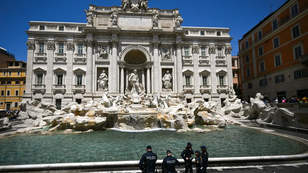 Turista bêbedo detido e multado em 500€ por mergulhar na Fonte de Trevi