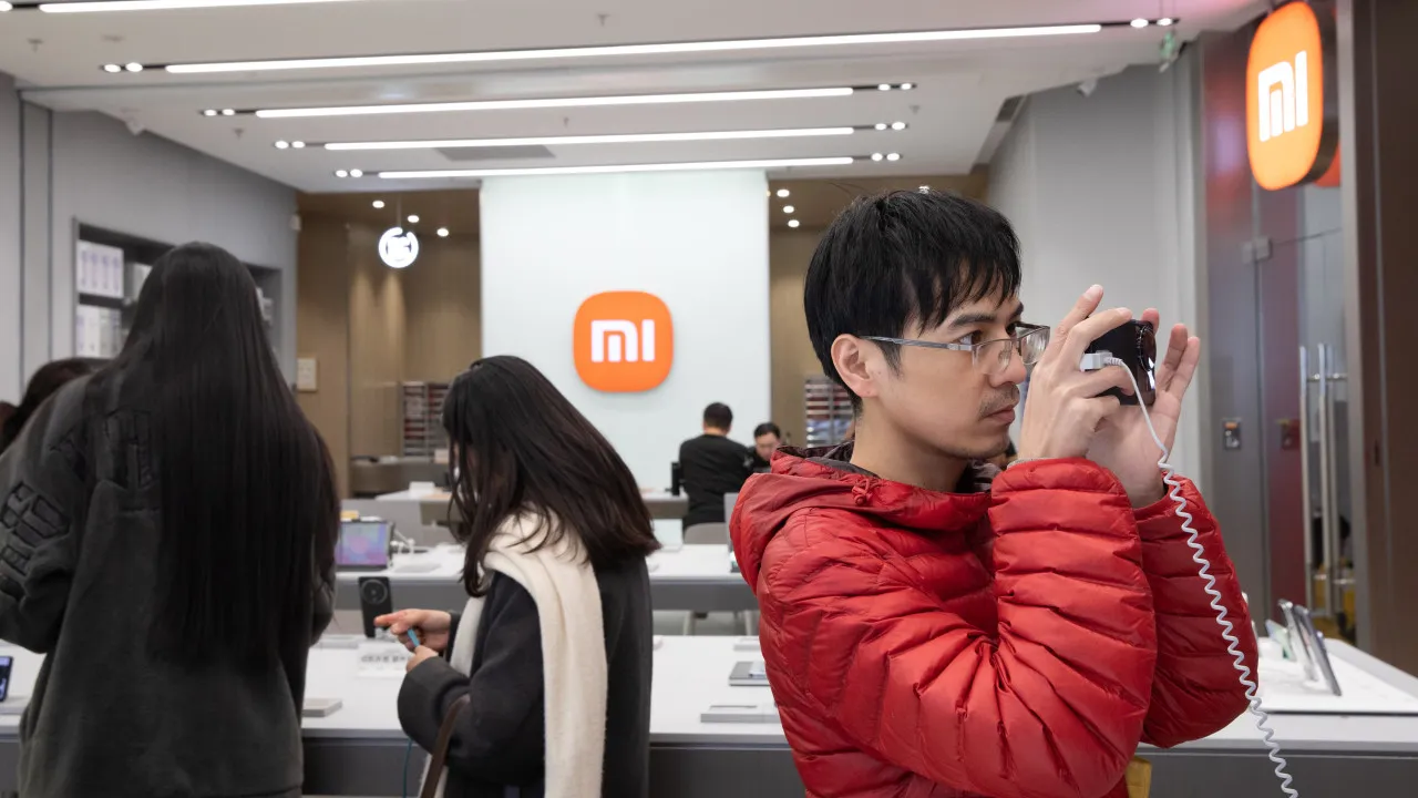 Valorização das ações da Xiaomi tornam fundador no homem mais rico da China