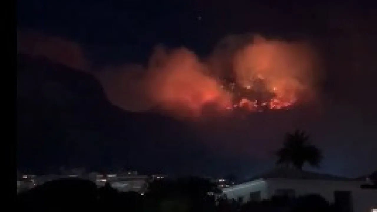 Vídeo. Bombeiros combatem incêndio numa montanha perto da Cidade do Cabo