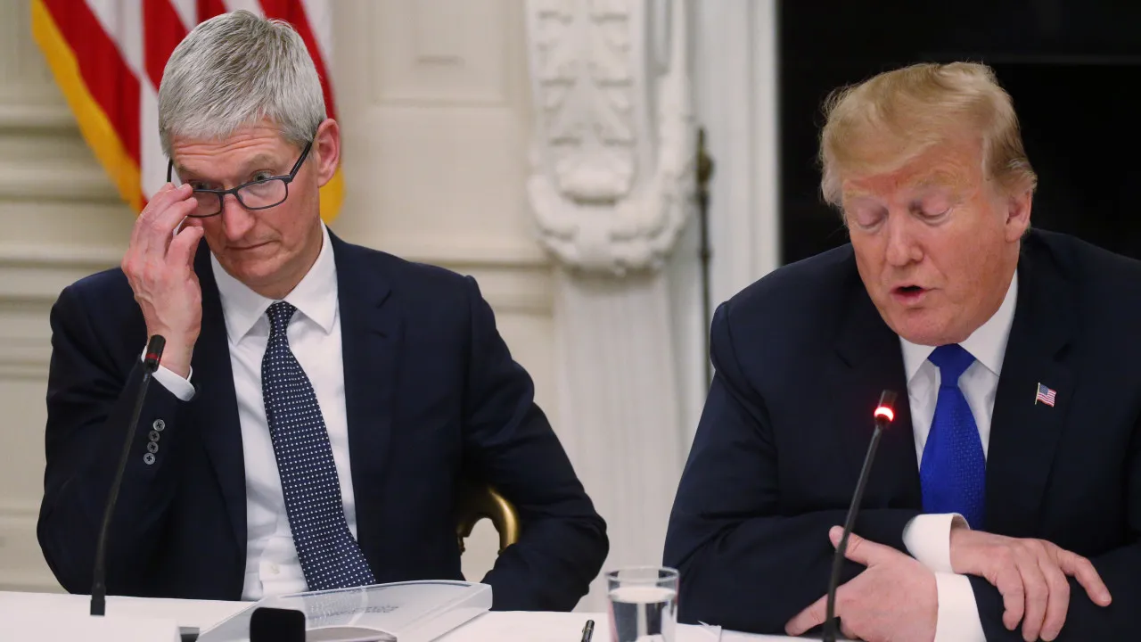 iPhone substitui a palavra "racista" por "Trump". Apple reconhece erro