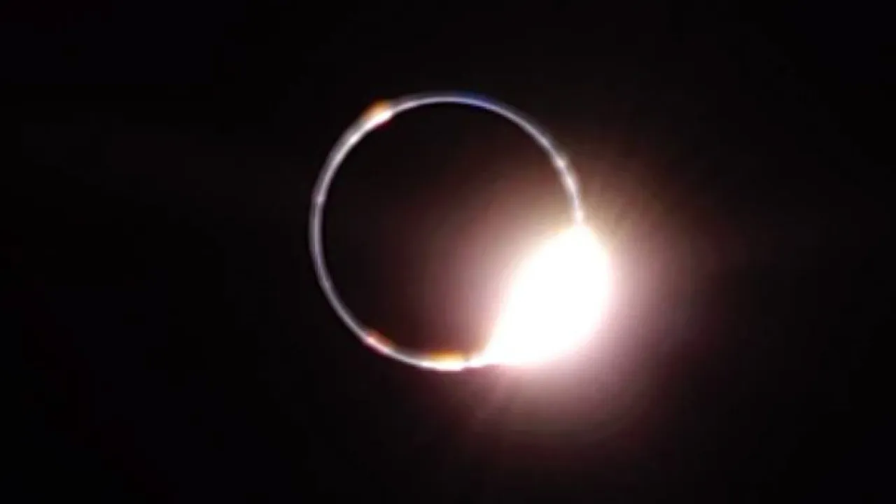 A melhor fotografia do eclipse foi tirada a partir da Lua. Ora veja