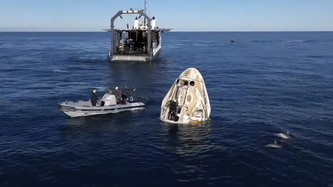 Astronautas chegaram seguros à Terra e até foram recebidos por golfinhos