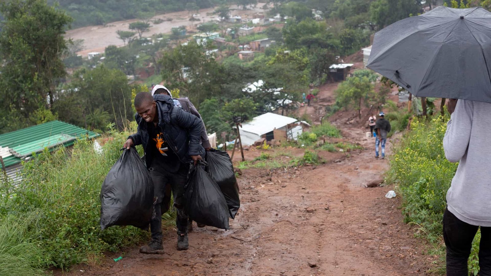 Autoridades sul-africanas de Kwazulu-Natal em alerta máximo devido a chuva que fustiga partes da província