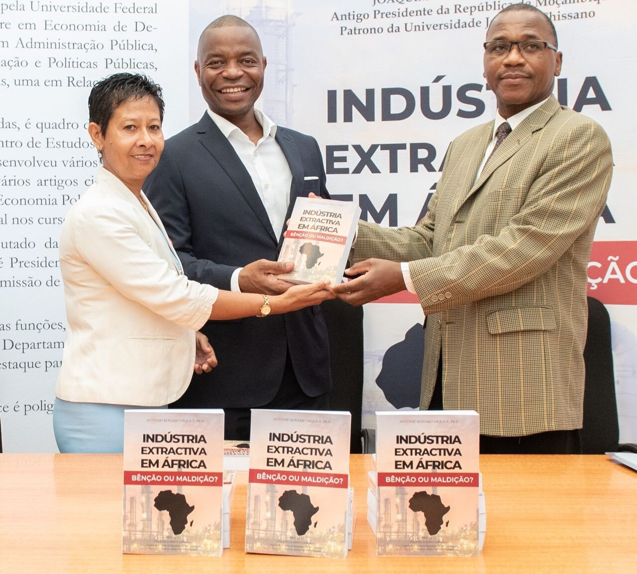 BCI Oferece Exemplares de Livro Sobre Indústria Extractiva à UEM • Diário Económico