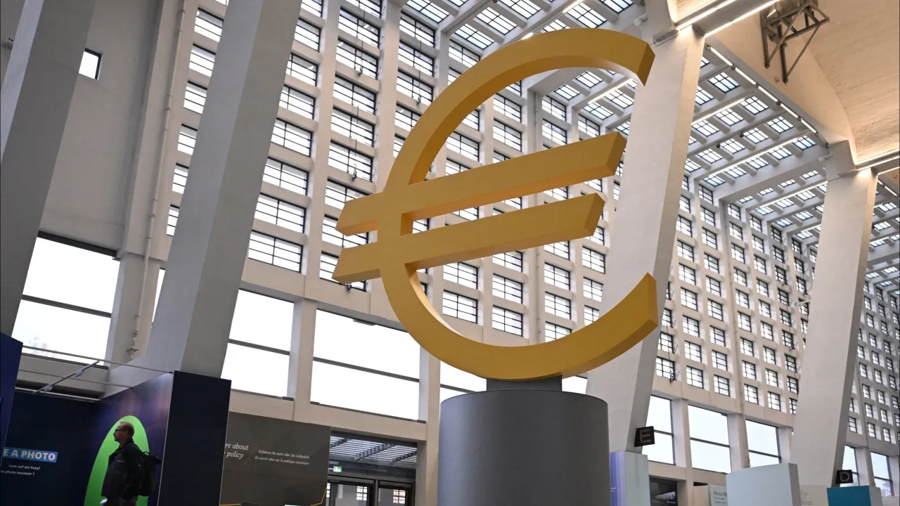 Euro baixa com mercado atento a dados da zona euro e impasse na Alemanha