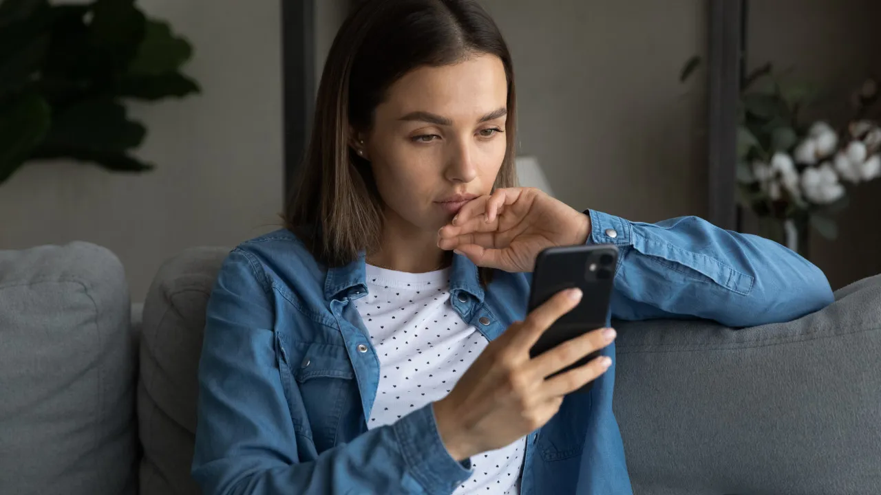 Grandes modelos de linguagem podem inventar informação e desinformar