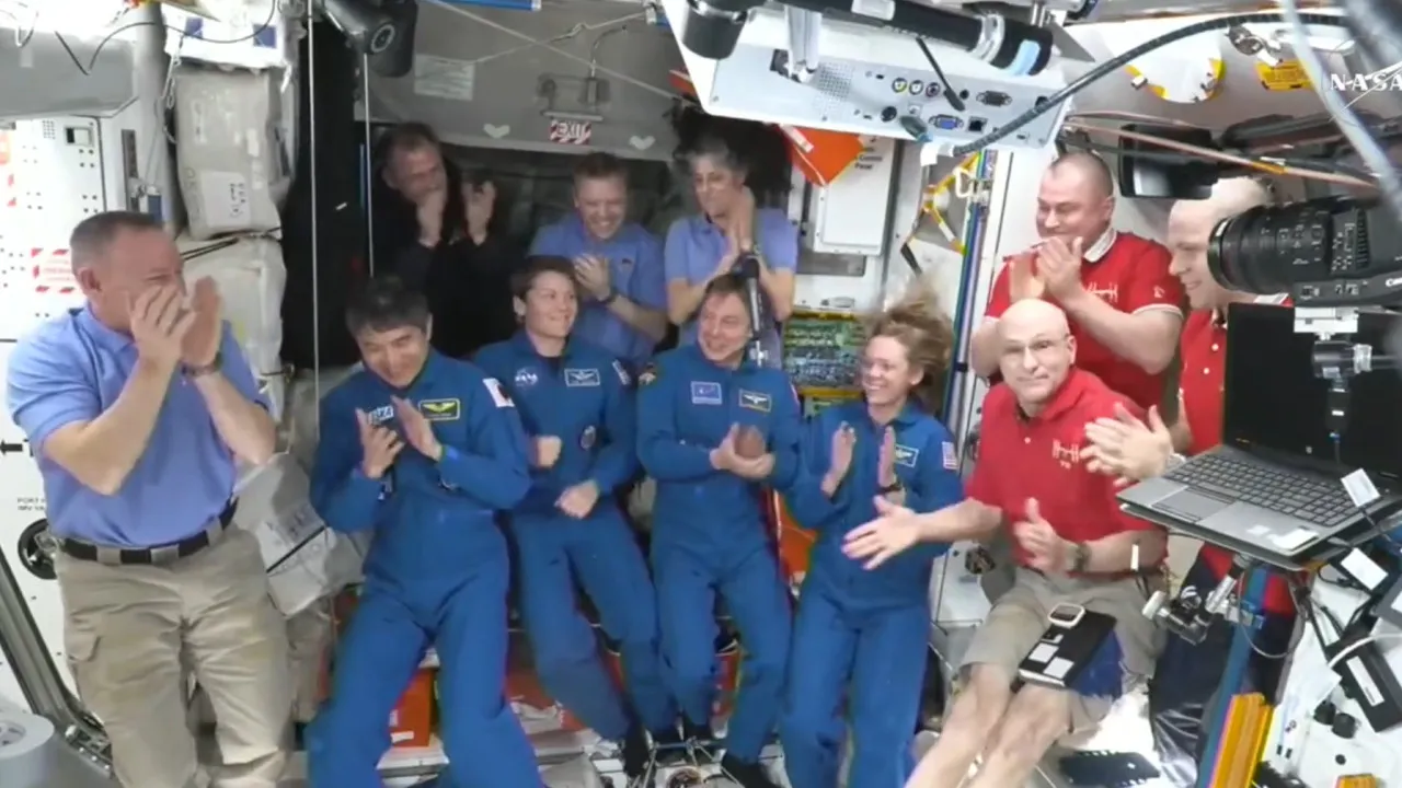 Nova equipa junta-se a astronautas 'encalhados' no Espaço há nove meses