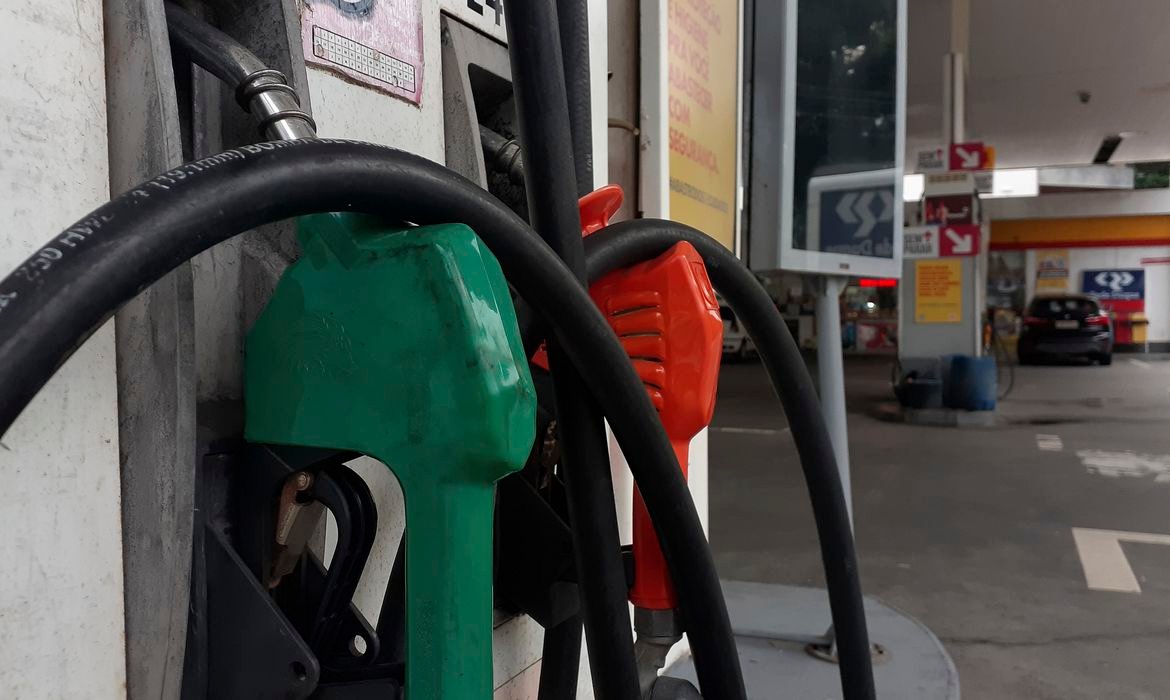 Ruptura de Stock de Gasolina Agrava-se Devido a Corte na N1 • Diário Económico