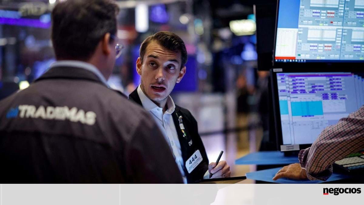 Wall Street sobe após Trump adiar tarifas automóveis. GM dispara mais de 7% - Bolsa