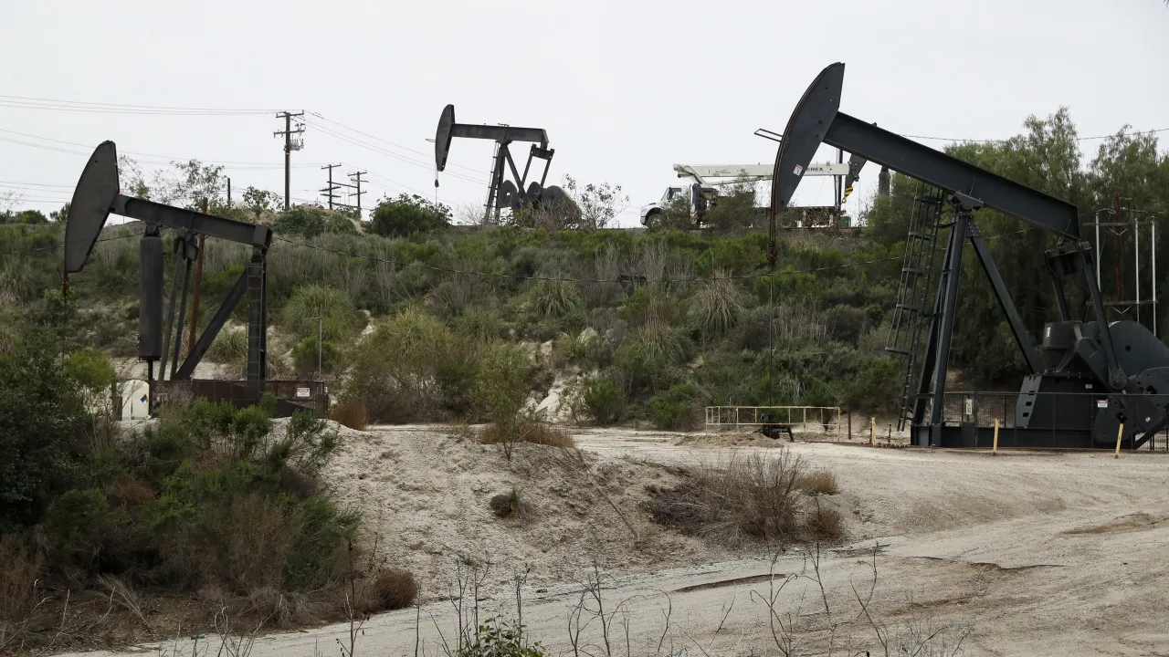AIE baixa estimativa da procura mundial de petróleo para 2025 e 2026